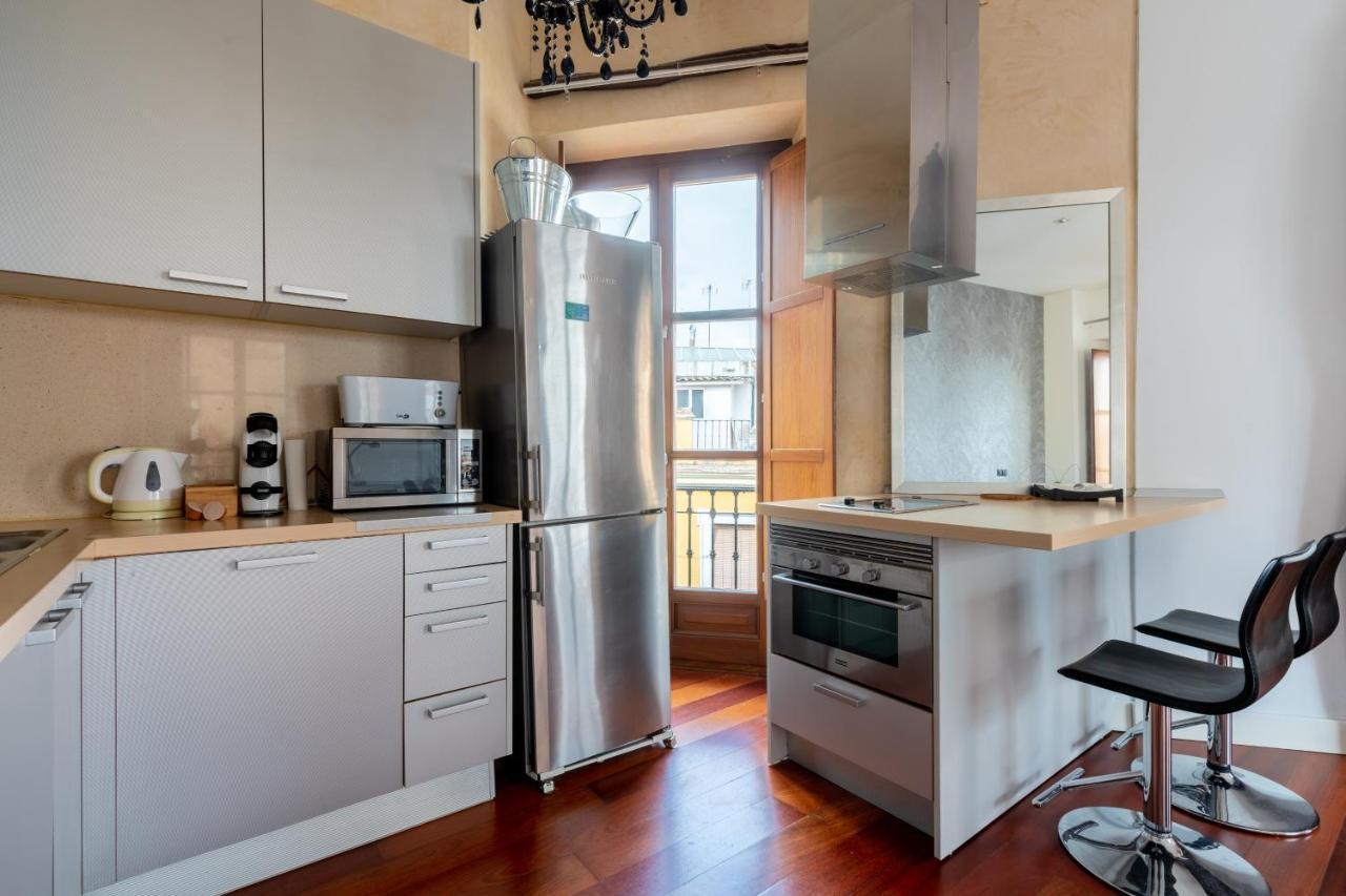 Cathedral Apartment, Upper Floor Apartment Севиля Екстериор снимка