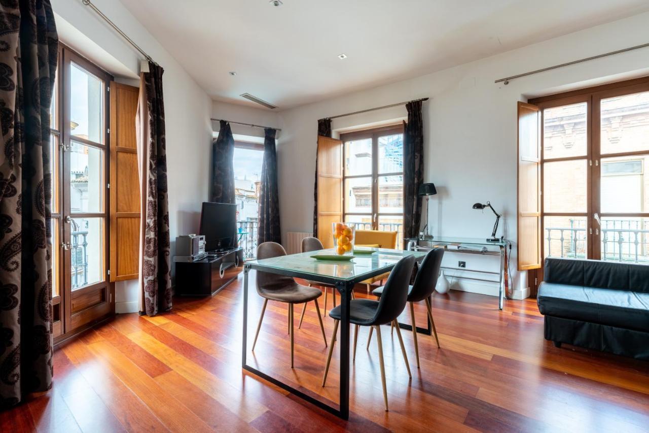 Cathedral Apartment, Upper Floor Apartment Севиля Екстериор снимка