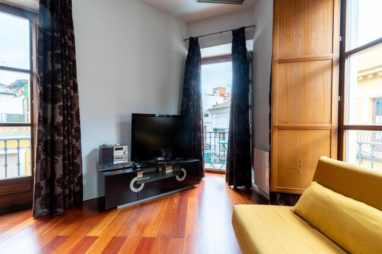 Cathedral Apartment, Upper Floor Apartment Севиля Екстериор снимка