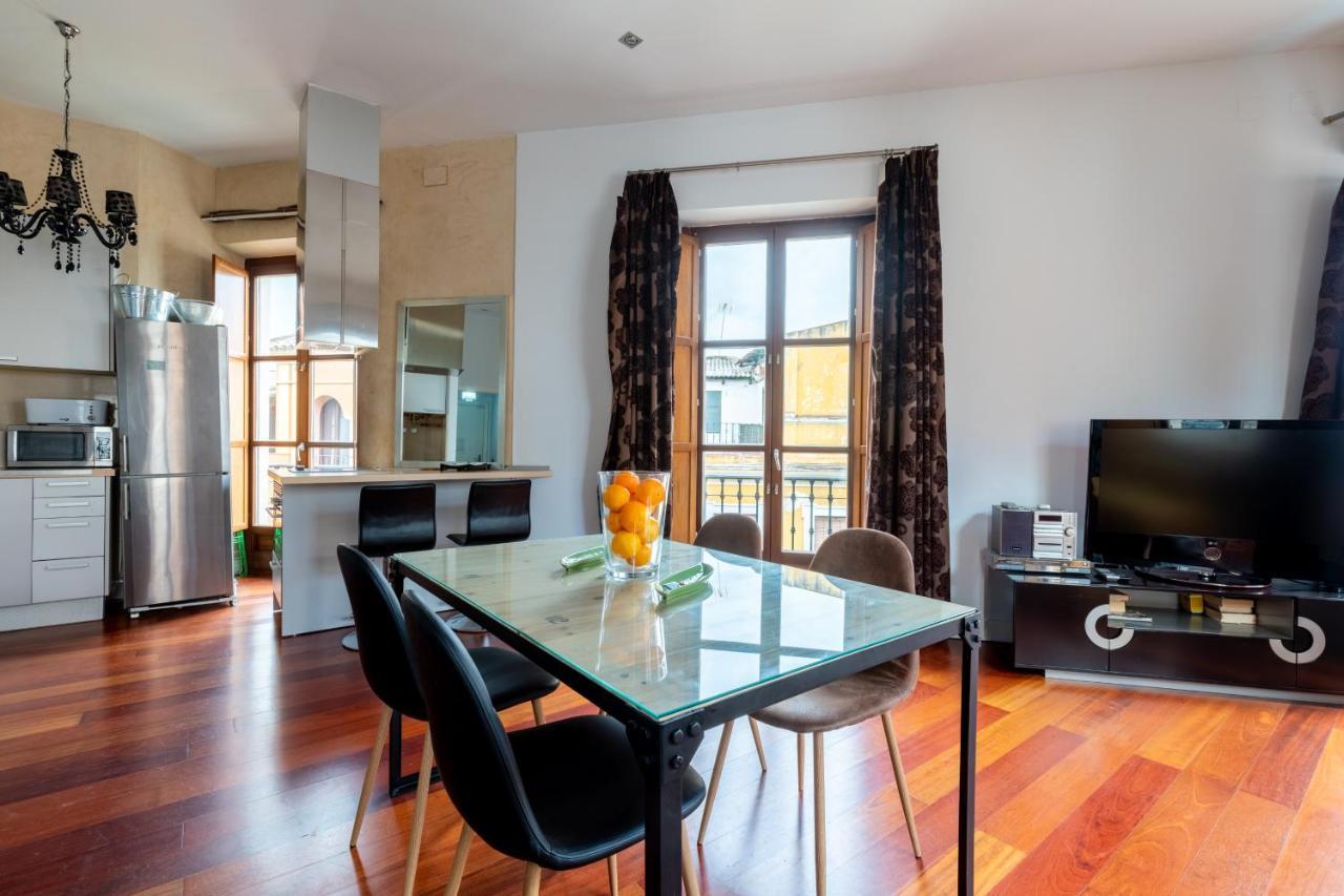 Cathedral Apartment, Upper Floor Apartment Севиля Екстериор снимка