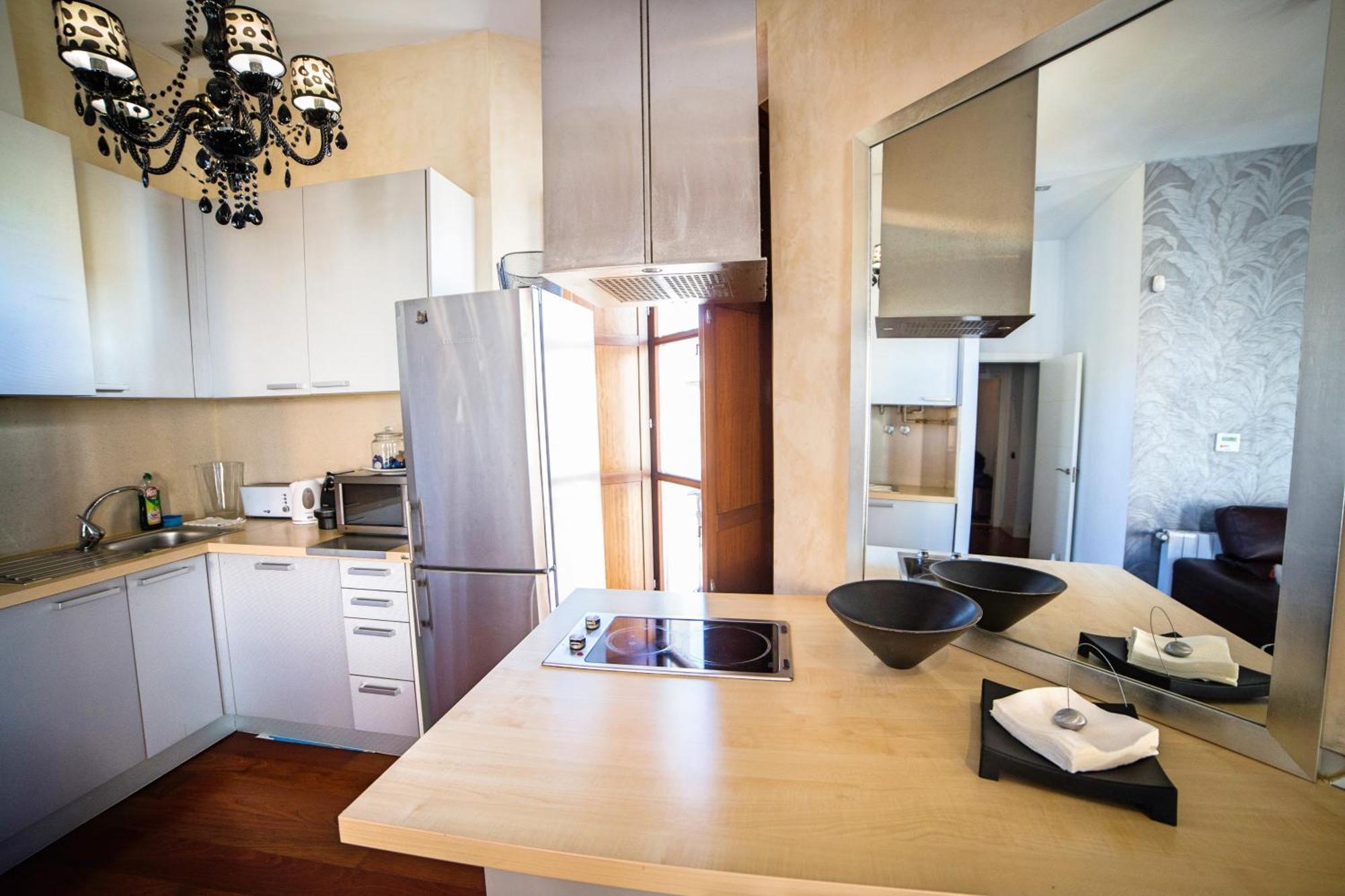 Cathedral Apartment, Upper Floor Apartment Севиля Стая снимка